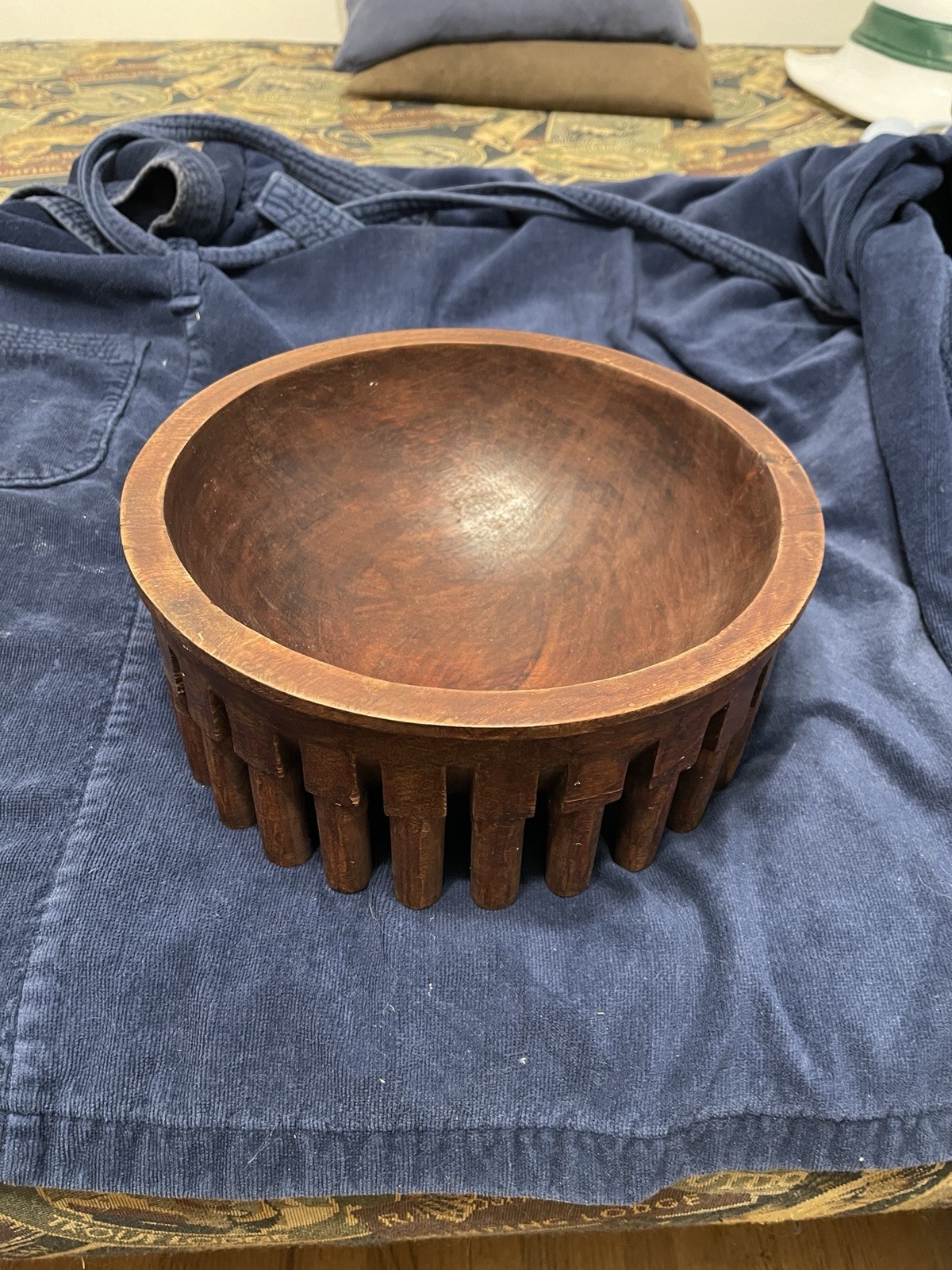 Vintage Hand Carved Samoan 26 Leg Ceremonial Kava Bowl Vintage Hand Carved Samoan 26 Leg Ceremonial Kava Bowl