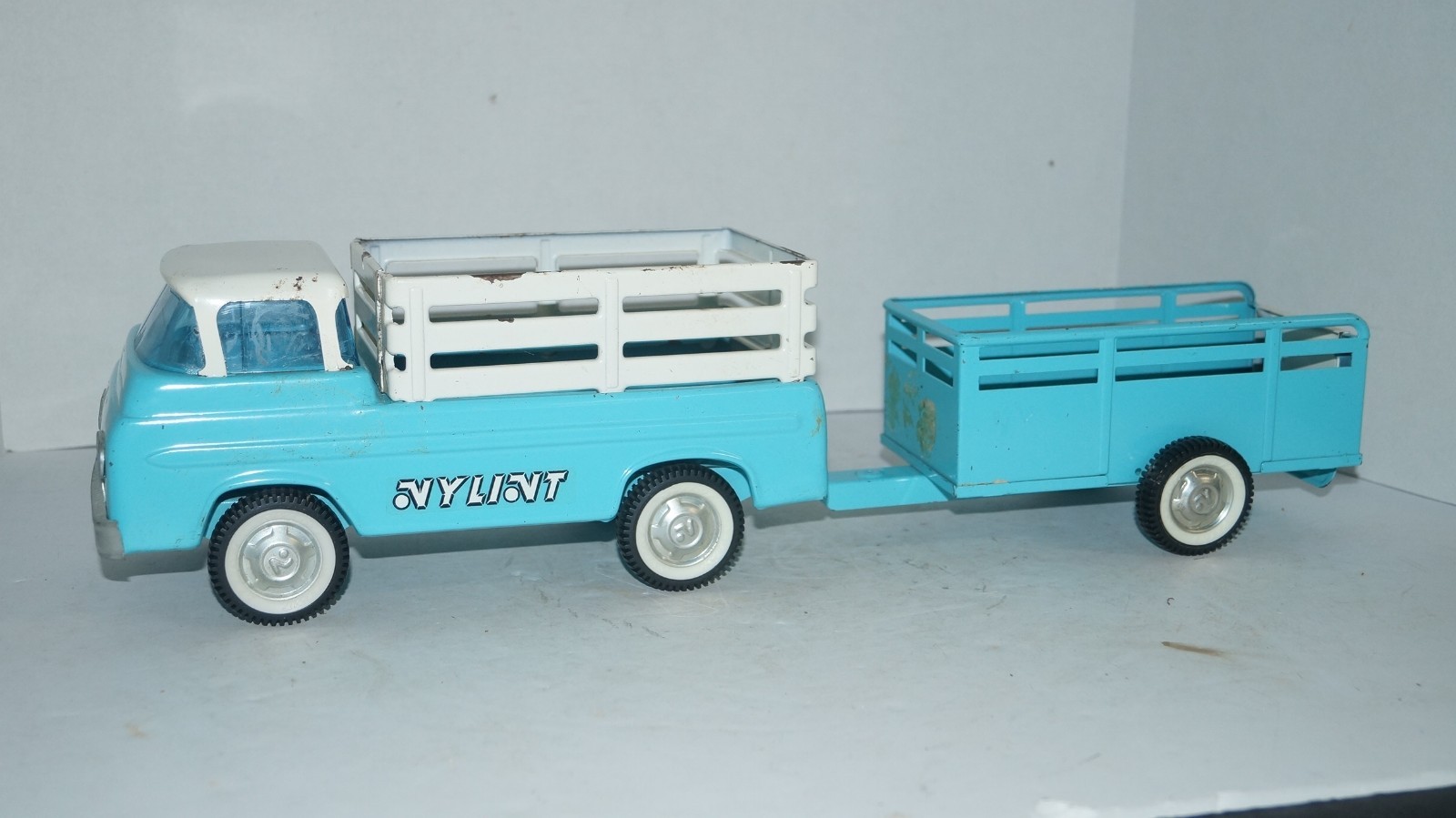 VINTAGE NYLINT TOYS PRESSED STEEL RANCH FARM STAKE TRUCK & TRAILER - MADE IN USA VINTAGE NYLINT TOYS PRESSED STEEL RANCH FARM STAKE TRUCK & TRAILER - MADE IN USA