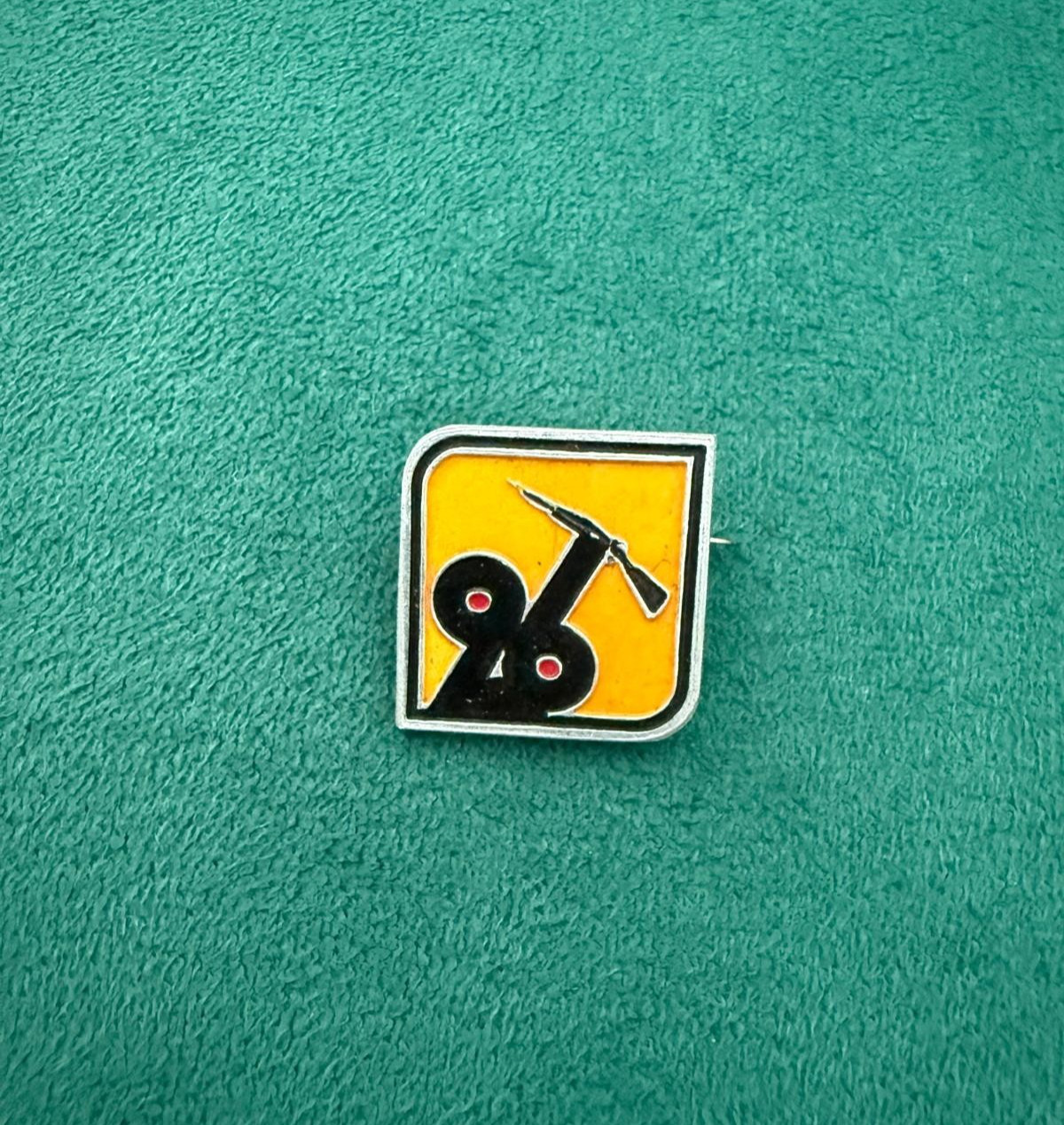 CUBA CUBAN VINTAGE 26 JULY MOVEMENT PICKAXE YELLOW ENAMEL LAPEL PIN BADGE CUBA CUBAN VINTAGE 26 JULY MOVEMENT PICKAXE YELLOW ENAMEL LAPEL PIN BADGE