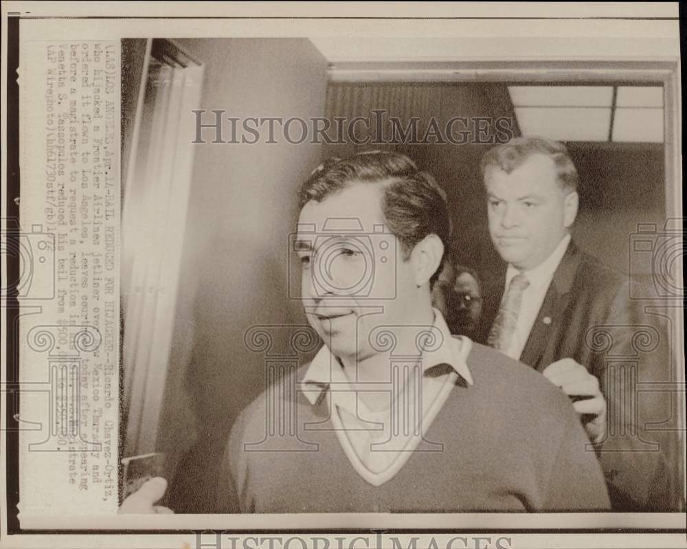 1972 Press Photo Ricardo Chavez-Ortiz leaves courtroom in Los Angeles