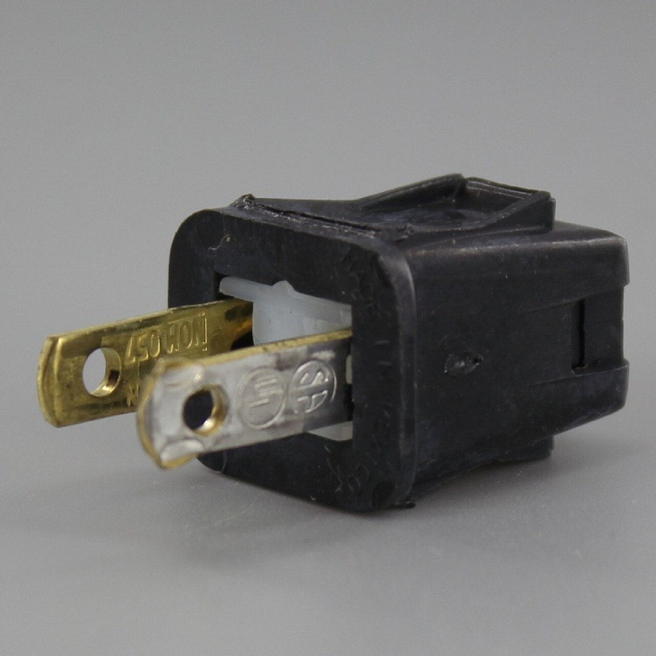 LEVITON BLACK 1-2-3 SNAP ON PLUG POLARIZED 18/2 SPT 1 LAMP CORD PLUG LEVITON BLACK 1-2-3 SNAP ON PLUG POLARIZED 18/2 SPT 1 LAMP CORD PLUG