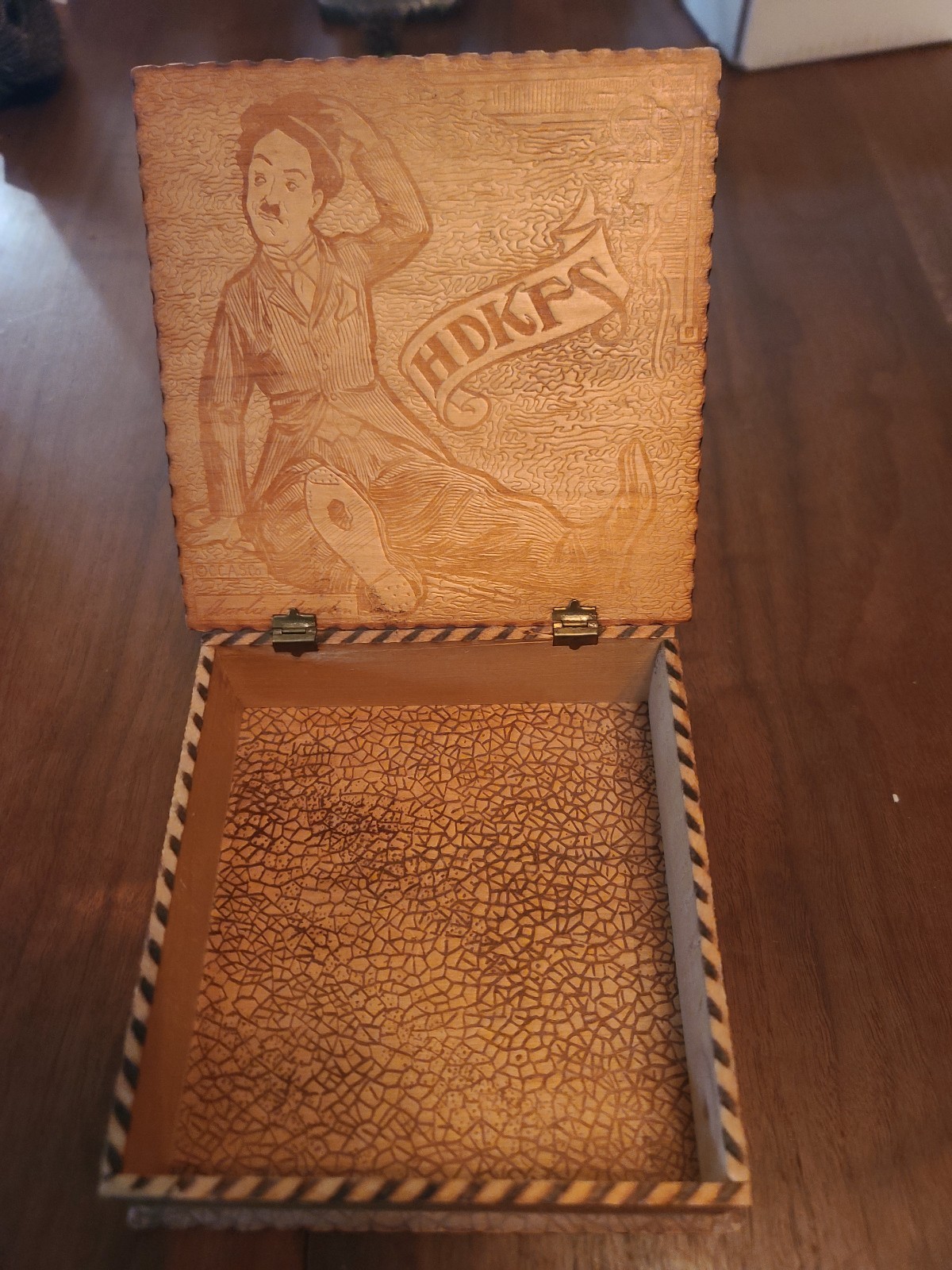 CHARLIE CHAPLIN  Vintage PYROGRAP ART HANDKERCHIEF  WOODEN BOX GREAT GIFT