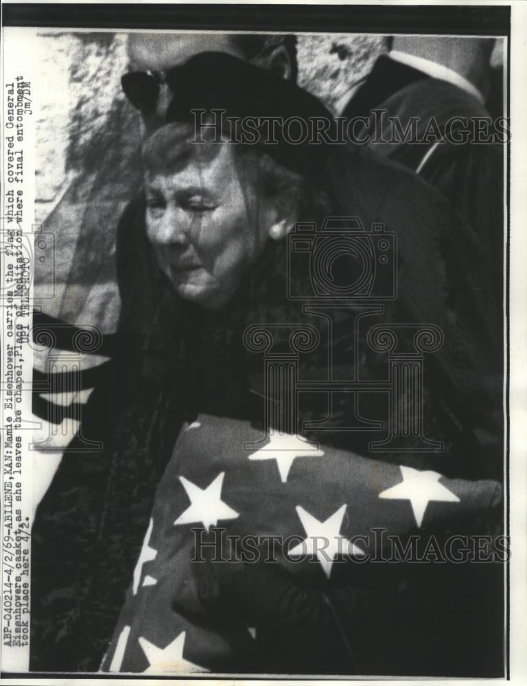 1969 Press Photo Mamie Eisenhower carries flag to cover husband\'s casket 1969 Press Photo Mamie Eisenhower carries flag to cover husband\'s casket