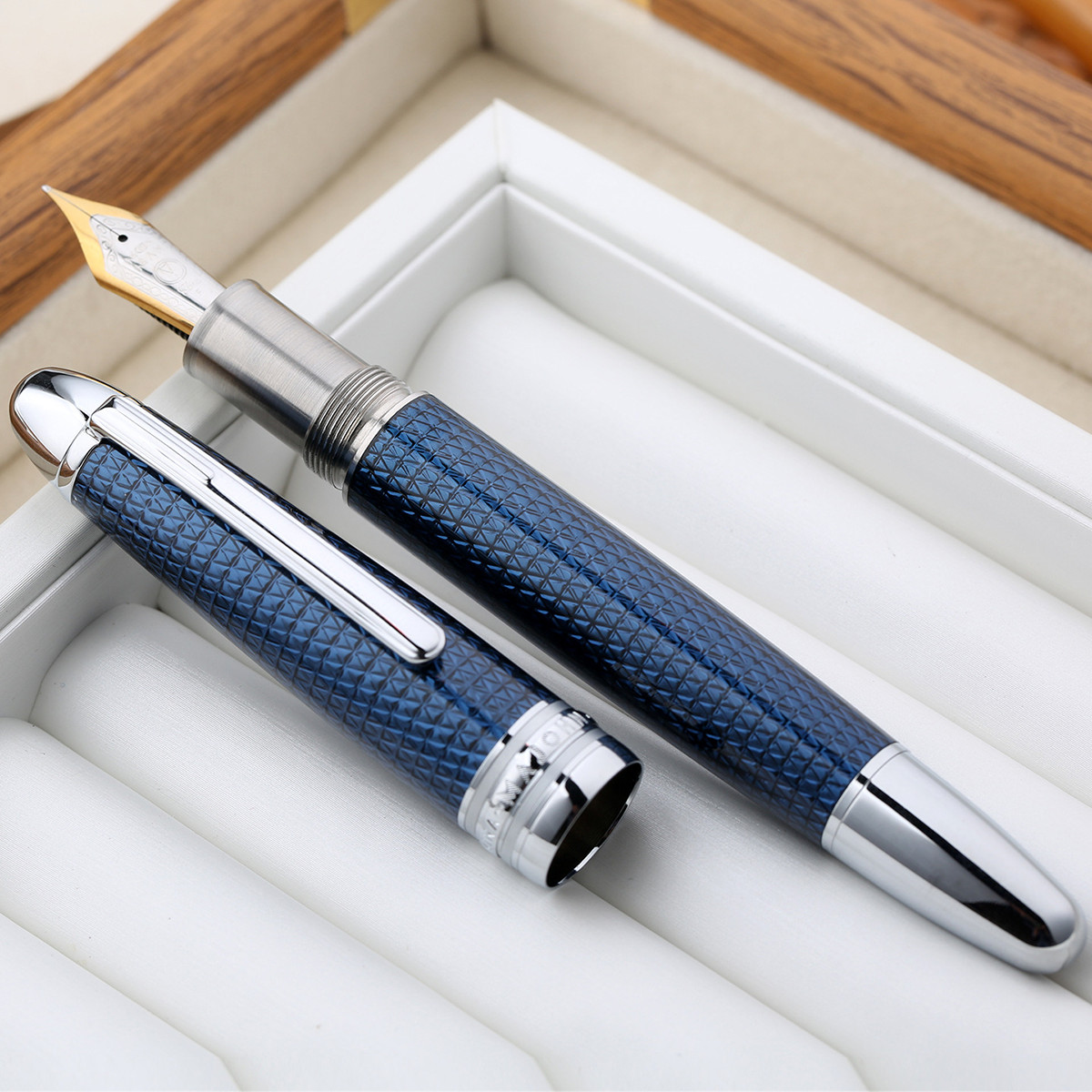 Majohn P136 Piston Fountain Pen EF/F / Flex Nib, Brass & Blue Carbon Fiber Majohn P136 Piston Fountain Pen EF/F / Flex Nib, Brass & Blue Carbon Fiber