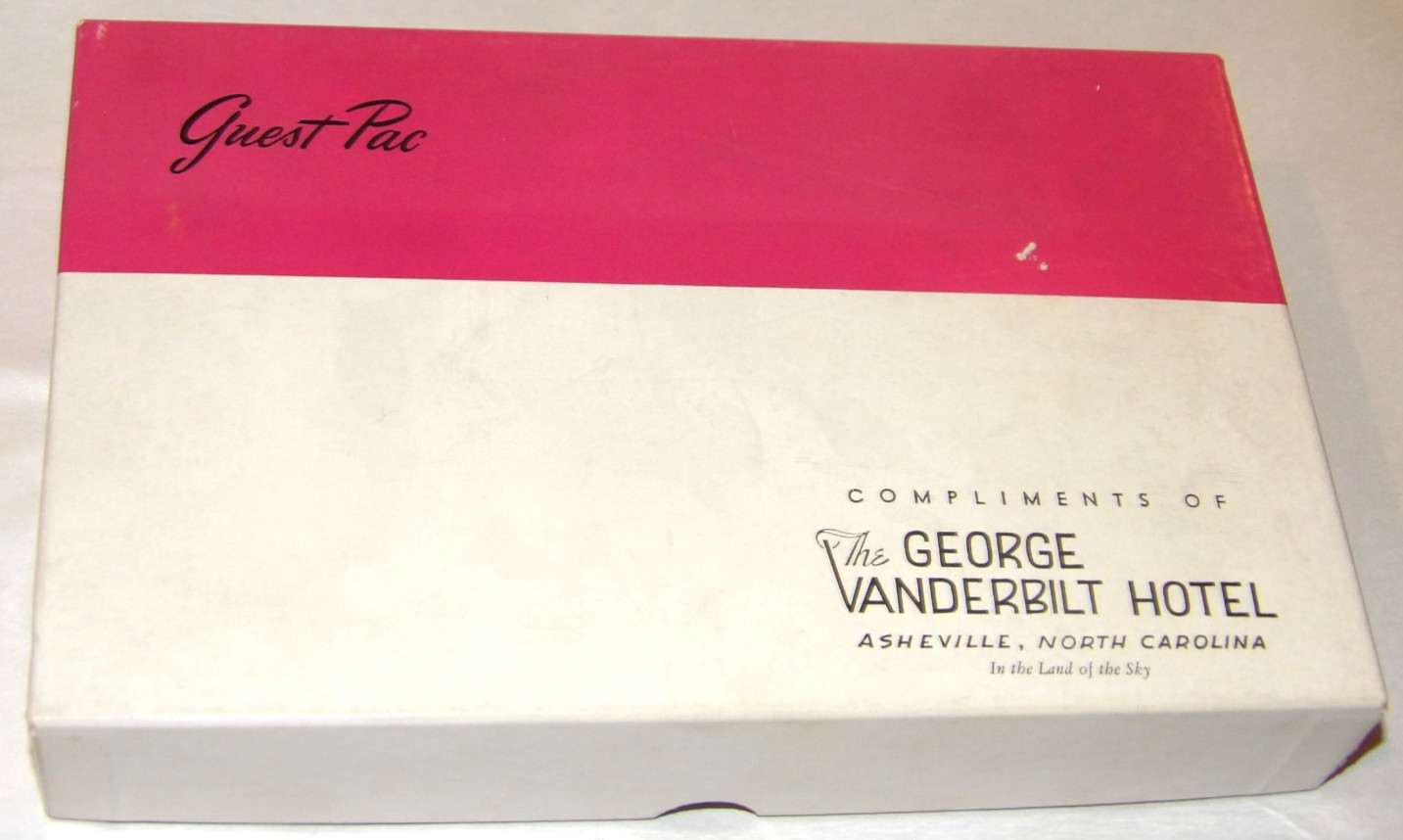 VINTAGE 1950s GEORGE VANDERBILT HOTEL, ASHEVILLE, NC 'GUEST PAC' AMENITY BOX