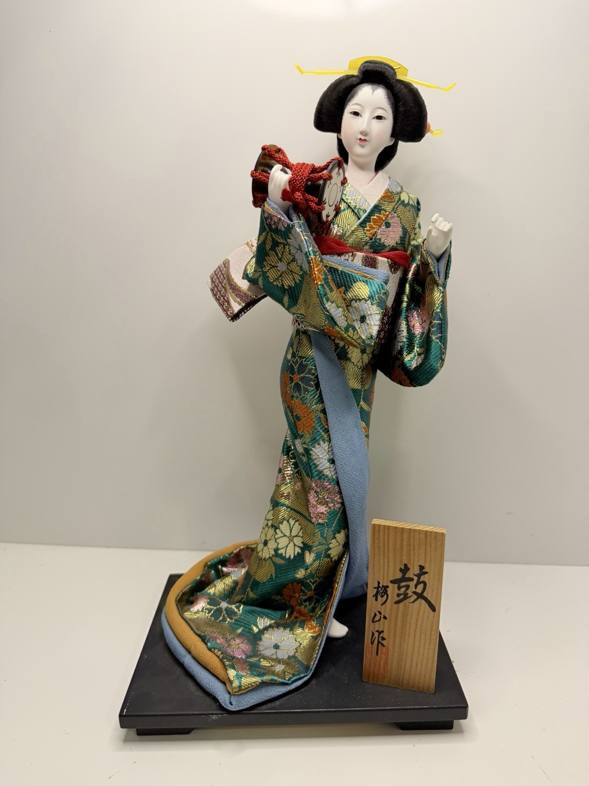 Japanese Nihon Ningyo Geisha Doll with Hand Drum (Tsuzumi) Japanese Nihon Ningyo Geisha Doll with Hand Drum (Tsuzumi)