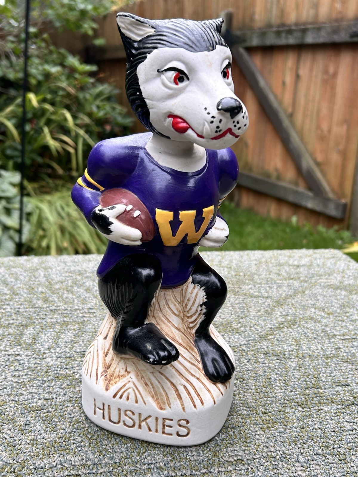 VINTAGE 1974 MCCORMICK WHISKEY DECANTER UNIVERSITY OF WASHINGTON HUSKIES VINTAGE 1974 MCCORMICK WHISKEY DECANTER UNIVERSITY OF WASHINGTON HUSKIES