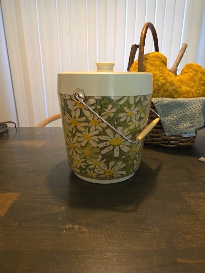 VINTAGE West Bend Thermo-Serv Daisy Ice Bucket w Lid VINTAGE West Bend Thermo-Serv Daisy Ice Bucket w Lid
