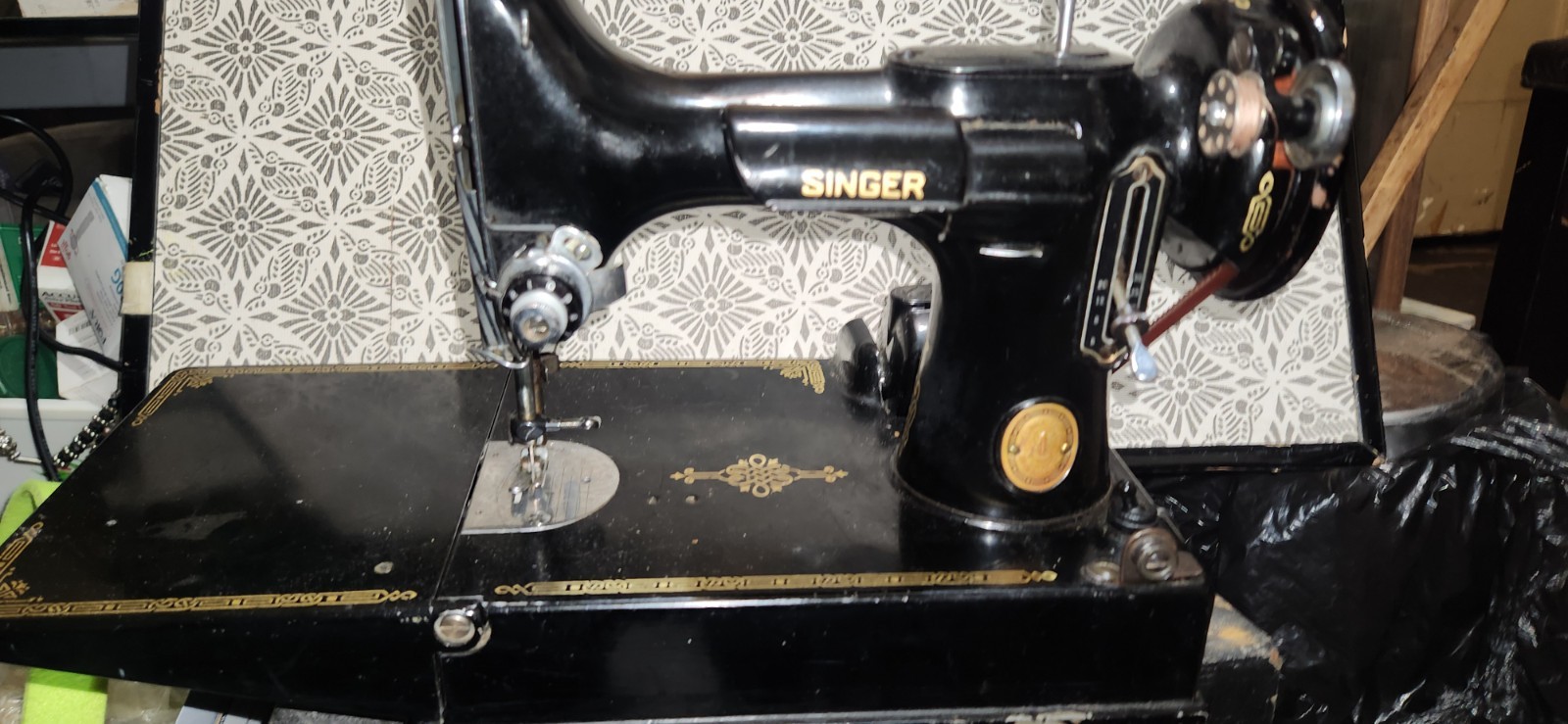 The Singer Featherweight 221 Vintage 1951 Sewing Machine with Case is a classic The Singer Featherweight 221 Vintage 1951 Sewing Machine with Case is a classic