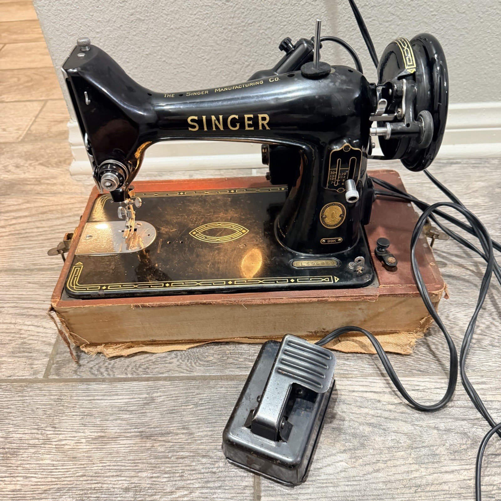 Vintage SINGER 99k Electric Portable Sewing Machine with Case & Foot Pedal Vintage SINGER 99k Electric Portable Sewing Machine with Case & Foot Pedal