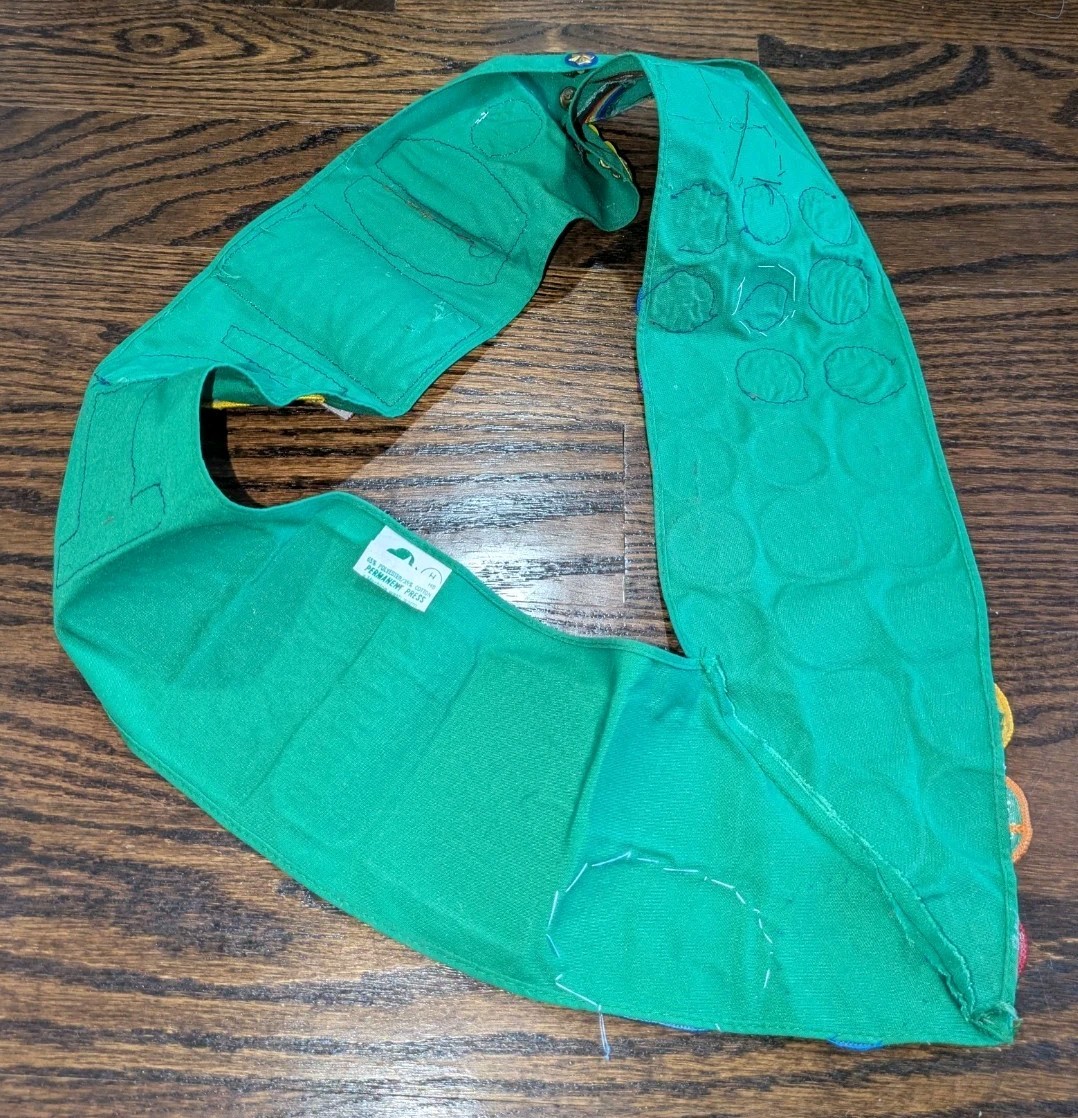 Vintage 1990s Bright Green Girl Scouts Sash w/ Badges Patches & Pins Size H Vtg Vintage 1990s Bright Green Girl Scouts Sash w/ Badges Patches & Pins Size H Vtg