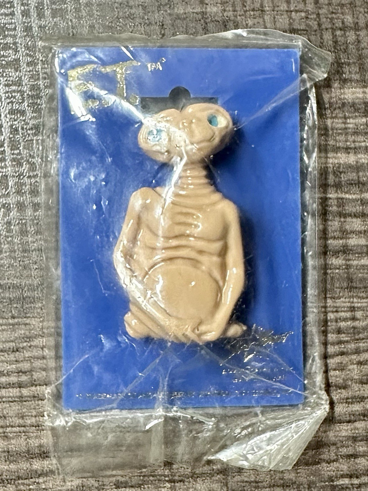 E.T. THE EXTRA TERRESTRIAL Pin 1982 Universal City Studios NEW VINTAGE E.T. THE EXTRA TERRESTRIAL Pin 1982 Universal City Studios NEW VINTAGE