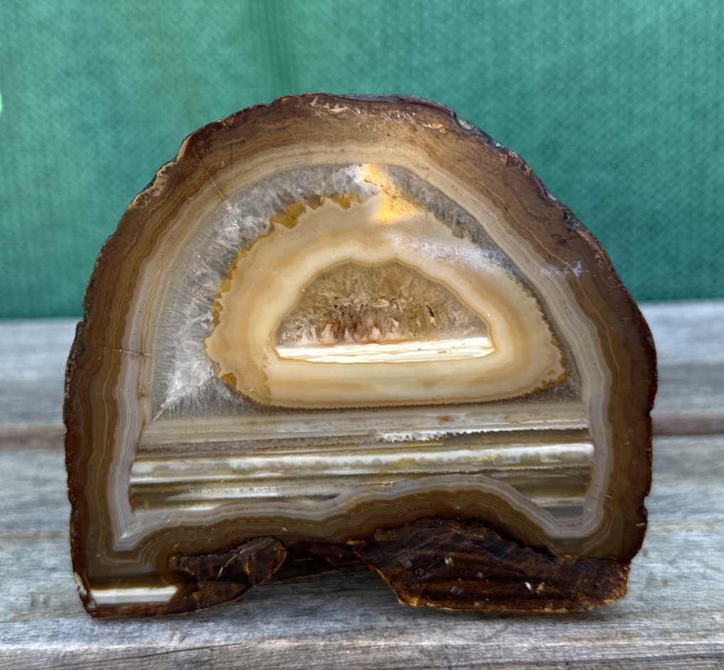 OLD BRAZILIAN FORTIFICATION AGATE FACE POLISHED DISPLAY SPECIMEN 1 .67 POUNDS OLD BRAZILIAN FORTIFICATION AGATE FACE POLISHED DISPLAY SPECIMEN 1 .67 POUNDS