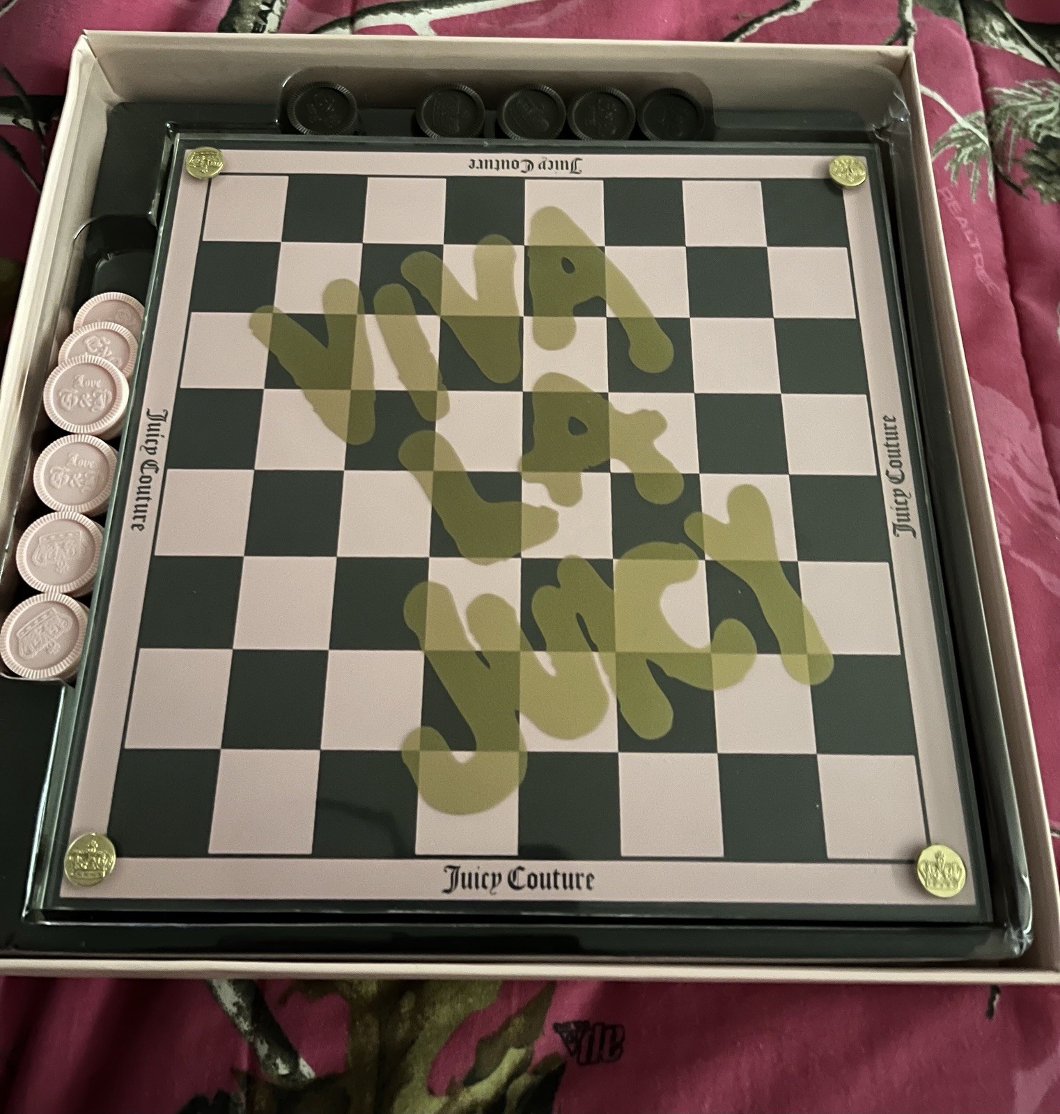 RARE JUICY COUTURE CHECKERS SET ( SHIPPING INCLUDED)