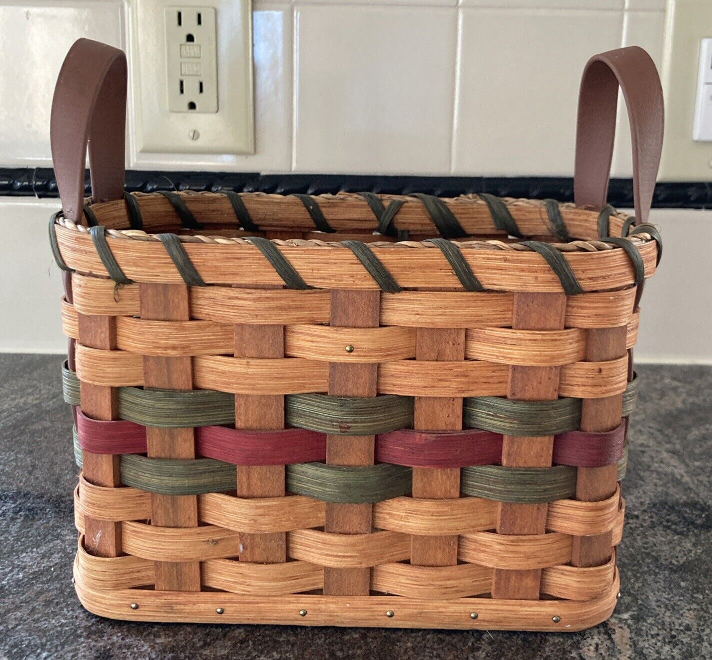 2007 Gorgeous Amish Hand Woven Divided Basket With Handles Wilmot Ohio Red Green