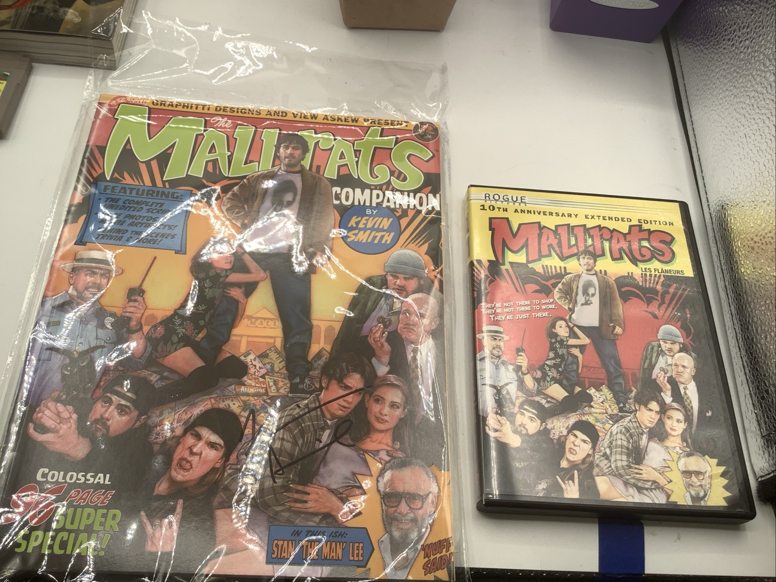 Mallrats Companion Magazine Signed by ONLY Kevin Smith Clerks RARE W/ DVD Mallrats Companion Magazine Signed by ONLY Kevin Smith Clerks RARE W/ DVD