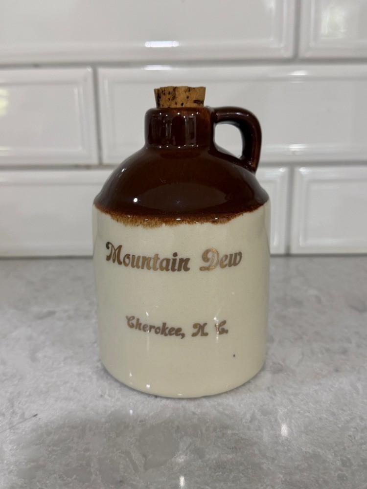 **VINTAGE MOUNTAIN DEW** CHARLOTTE, NC - SMALL BROWN JUG **VINTAGE MOUNTAIN DEW** CHARLOTTE, NC - SMALL BROWN JUG
