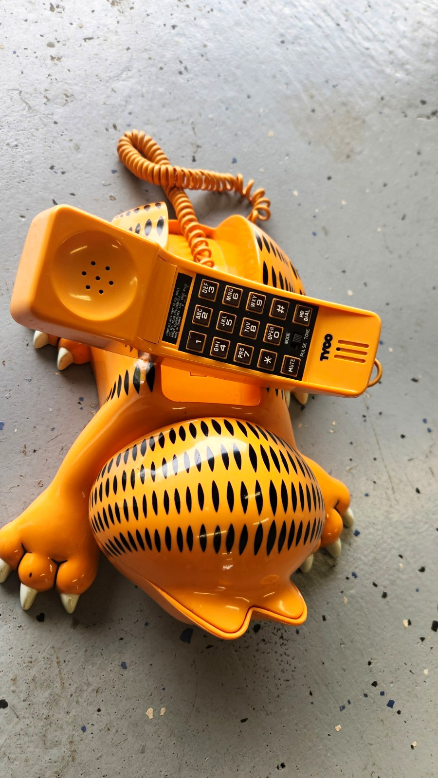 Tyco Garfield Character Corded Telephone Orange & Black Plastic Novelty Phone Tyco Garfield Character Corded Telephone Orange & Black Plastic Novelty Phone