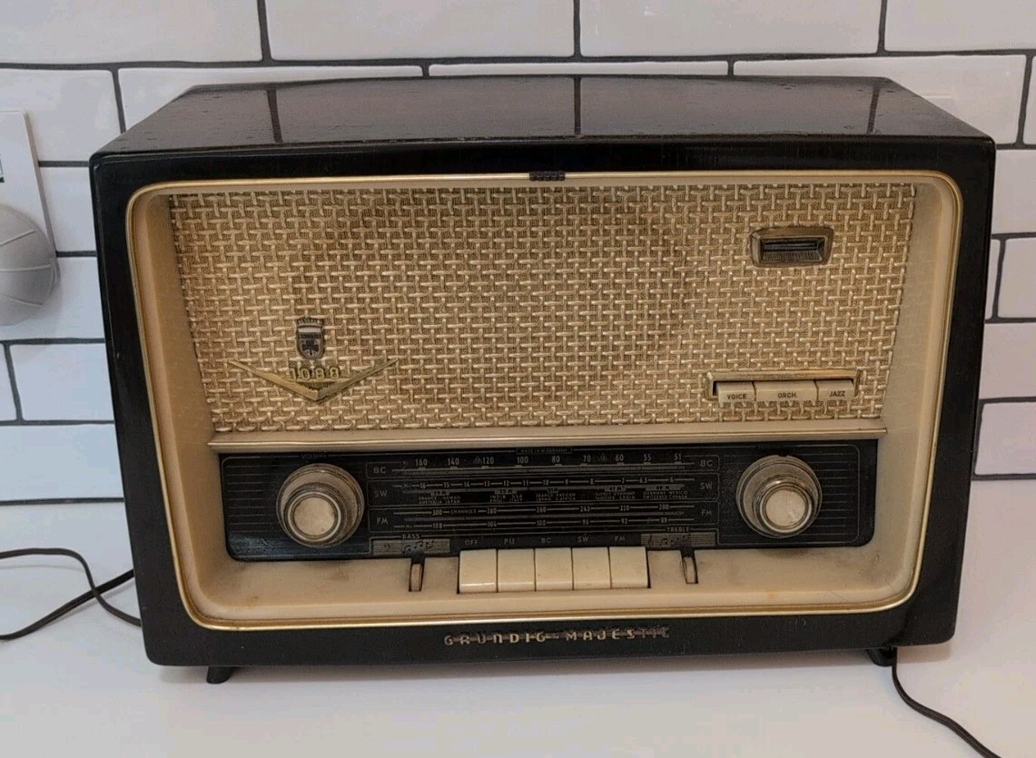 Vintage Grundig Majestic 1088 Radio Post WWII tube radio Bakelite Case Vintage Grundig Majestic 1088 Radio Post WWII tube radio Bakelite Case