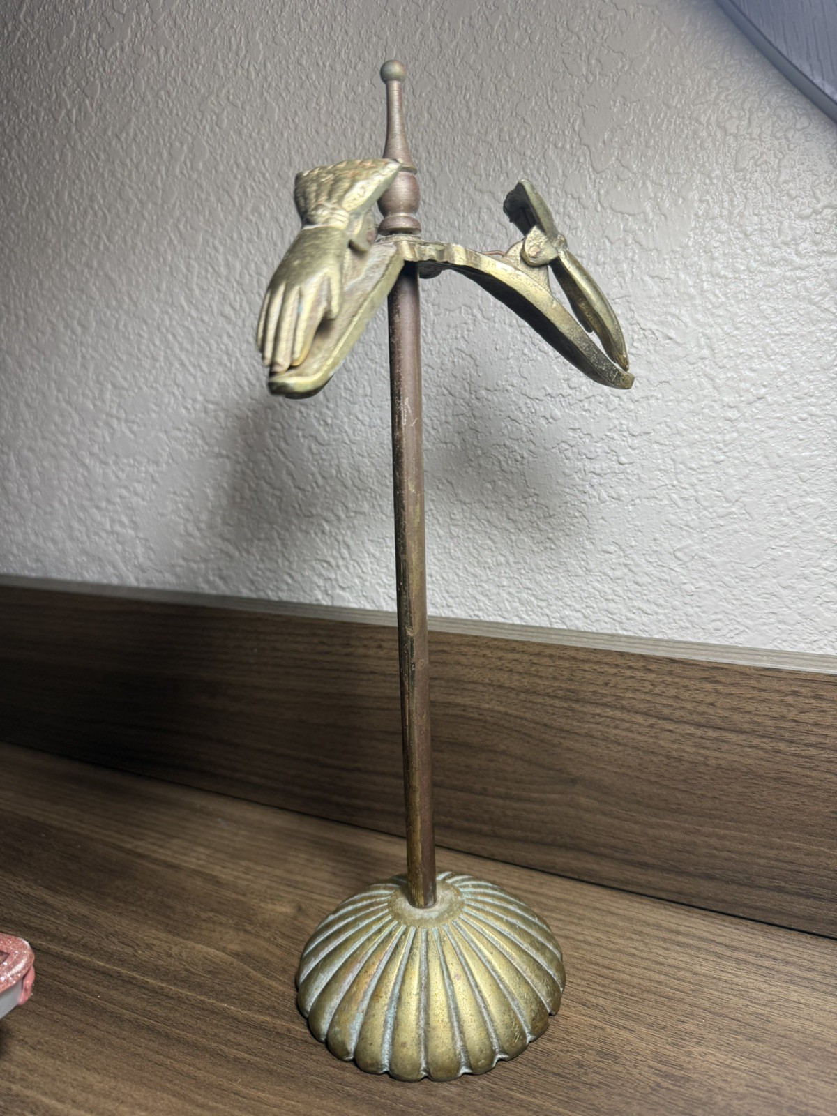 Vintage Antique Brass Hand Clip Stand Glove Letter Card Holder Approx. 10.5 in. Vintage Antique Brass Hand Clip Stand Glove Letter Card Holder Approx. 10.5 in.