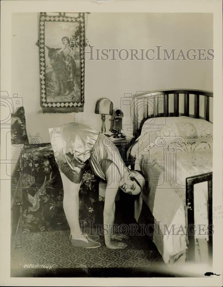 1926 Press Photo Carmel Myers, M-G-M Actress exercises - kfz06148 1926 Press Photo Carmel Myers, M-G-M Actress exercises - kfz06148