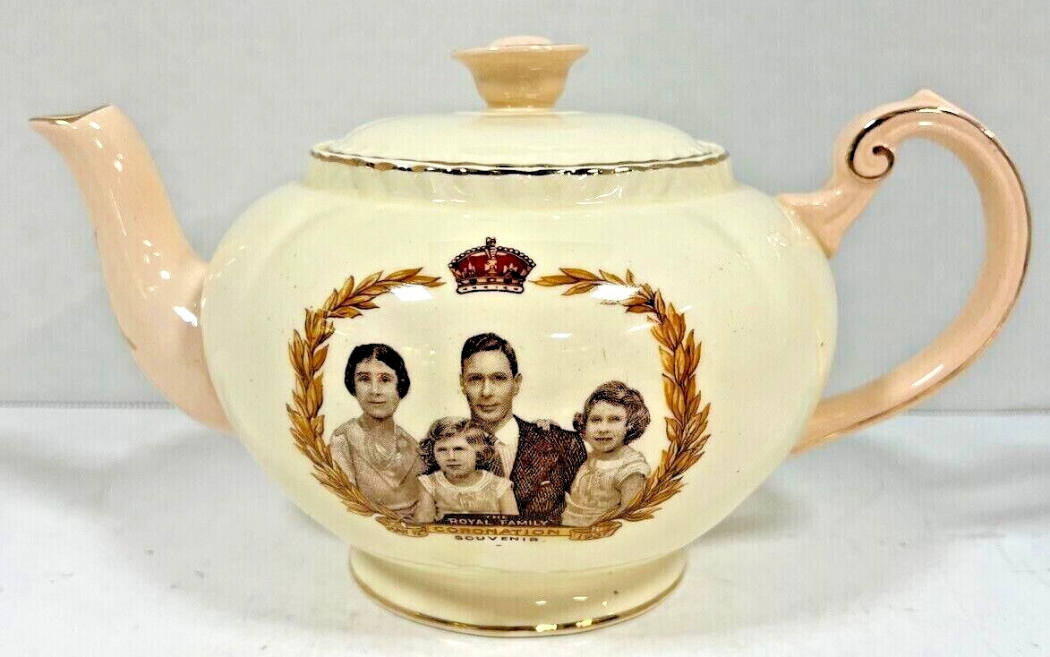 THE ROYAL FAMILY PORTRAIT 1937 BY MARCUS ADAMS TEAPOT - J. FRYER & SON THE ROYAL FAMILY PORTRAIT 1937 BY MARCUS ADAMS TEAPOT - J. FRYER & SON