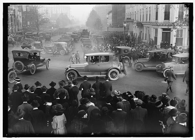 Photo:1917-1919 Street Scene with Vintage Automobiles and Crowd