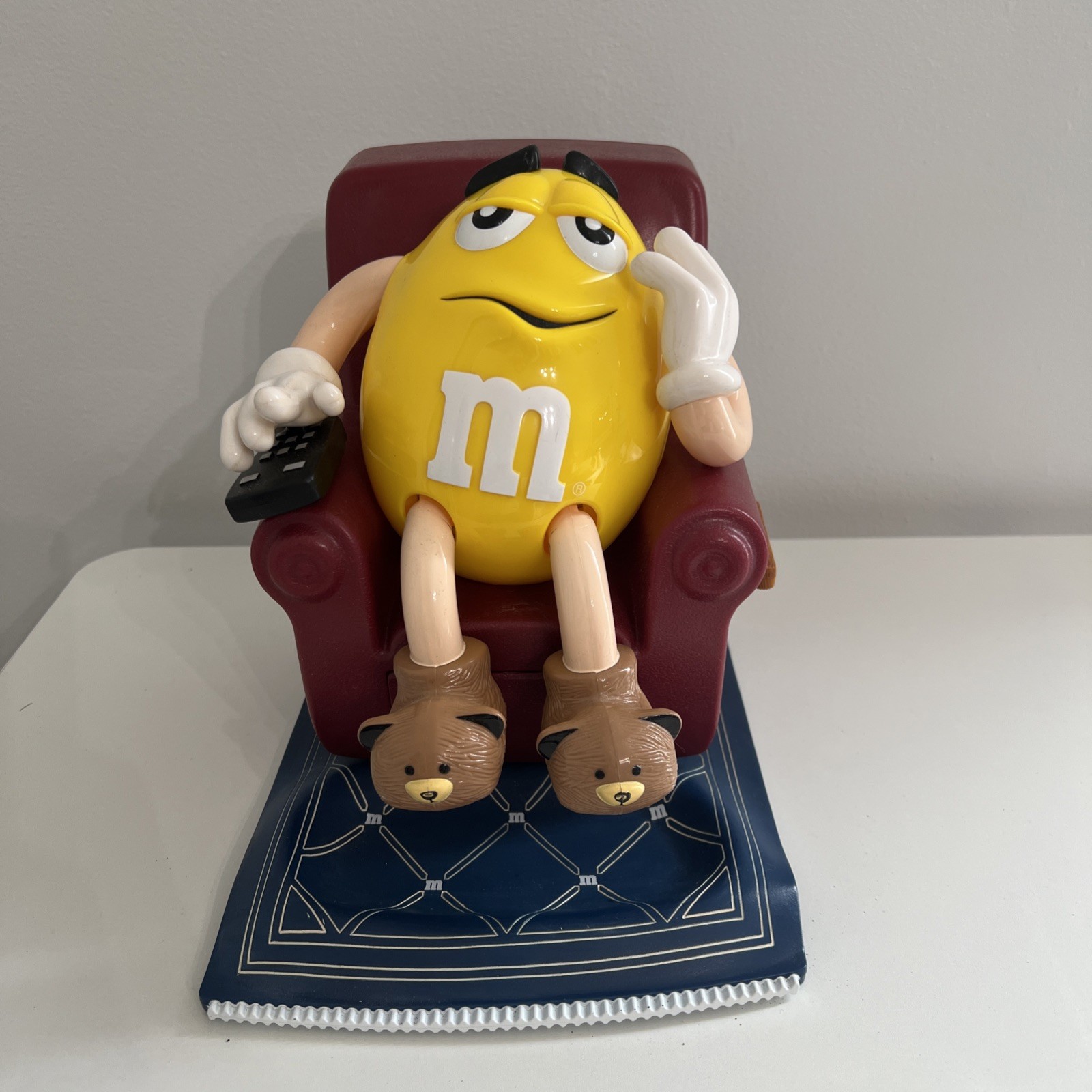 Vintage M&M\'s LA-Z-BOY Lounge Chair Candy Dispenser Yelllow, Limited Edition NIB Vintage M&M\'s LA-Z-BOY Lounge Chair Candy Dispenser Yelllow, Limited Edition NIB