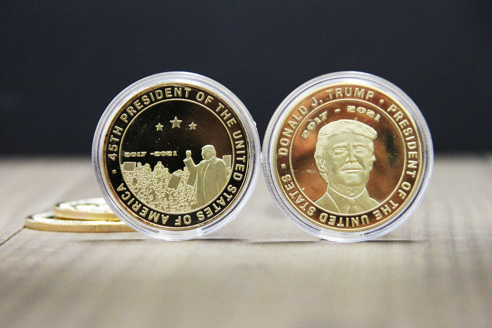 2017 DONALD TRUMP Presidential Gold Plated Tribute Coin with Blue Velvet Case 2017 DONALD TRUMP Presidential Gold Plated Tribute Coin with Blue Velvet Case