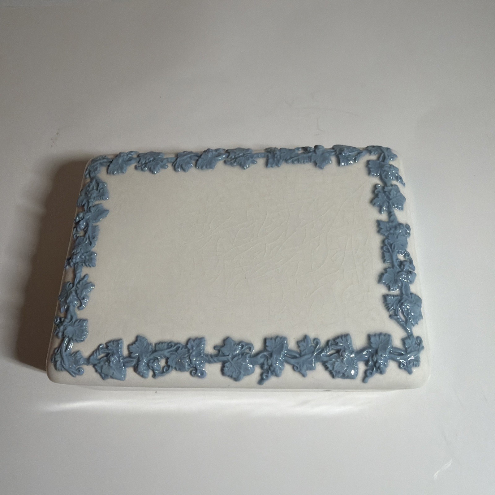Pristine Wedgwood Etruria Barlaston Embossed Trinket Box Blue/White Queensware Pristine Wedgwood Etruria Barlaston Embossed Trinket Box Blue/White Queensware