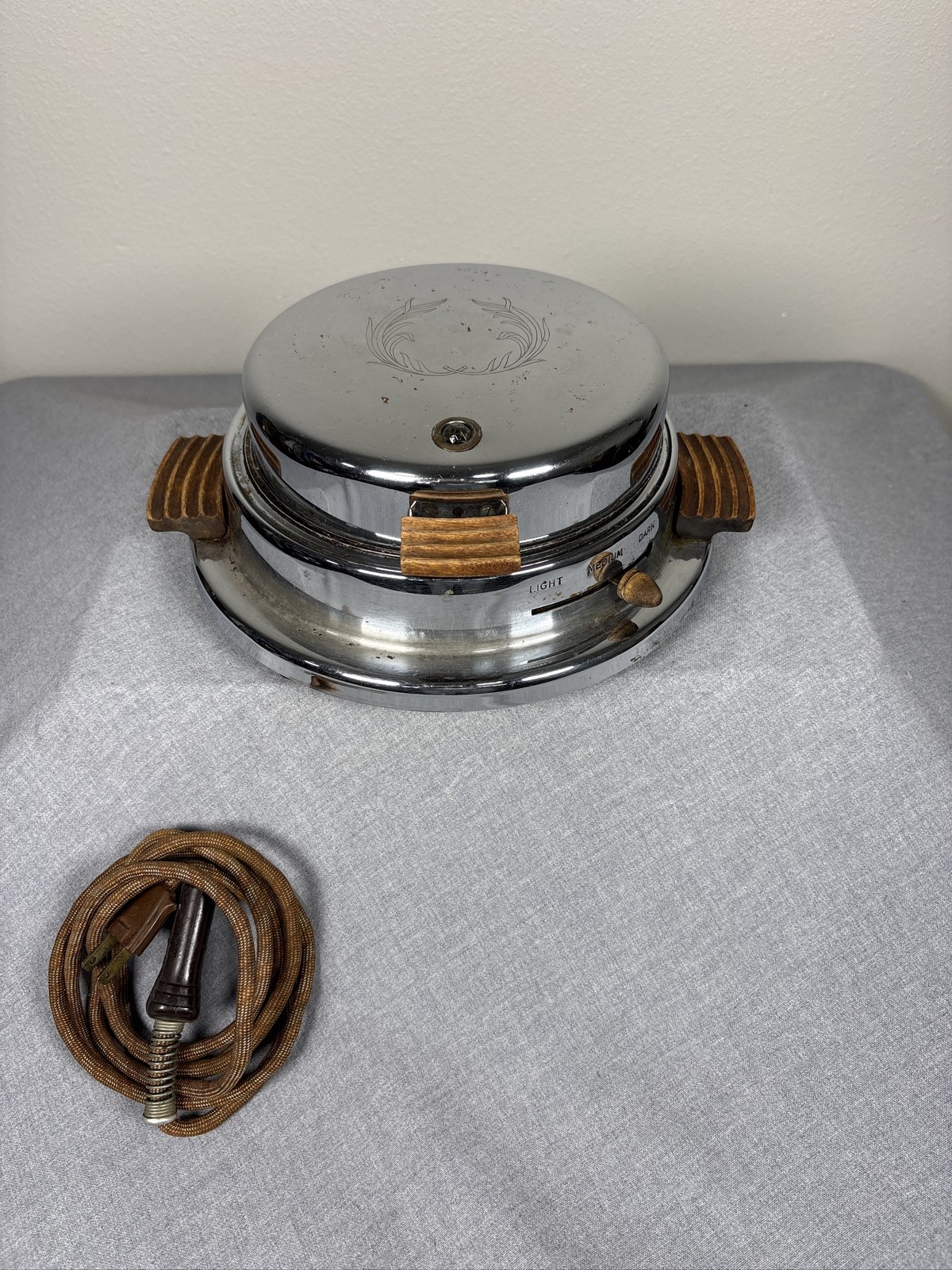 Vintage Dominion Electric Waffle Maker Mansfield Ohio USA Vintage Dominion Electric Waffle Maker Mansfield Ohio USA