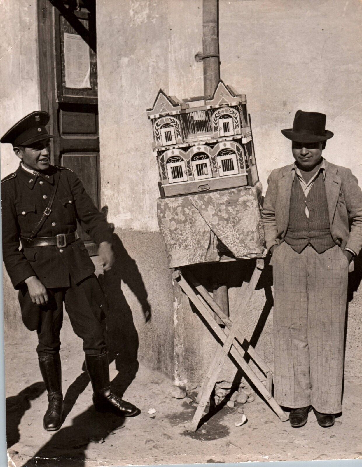 1930s BOLIVIA POLICE UNIFORM LA PAZ STREET SCENE VENDOR VINTAGE ORIG PHOTO 759