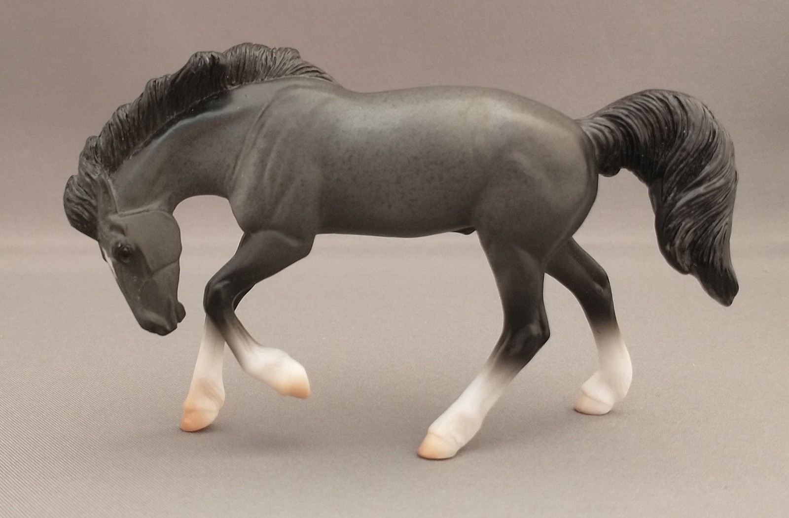 Breyer Stablemate Rivet Blue Roan Mustang Retired 2018-2020 Breyer Stablemate Rivet Blue Roan Mustang Retired 2018-2020