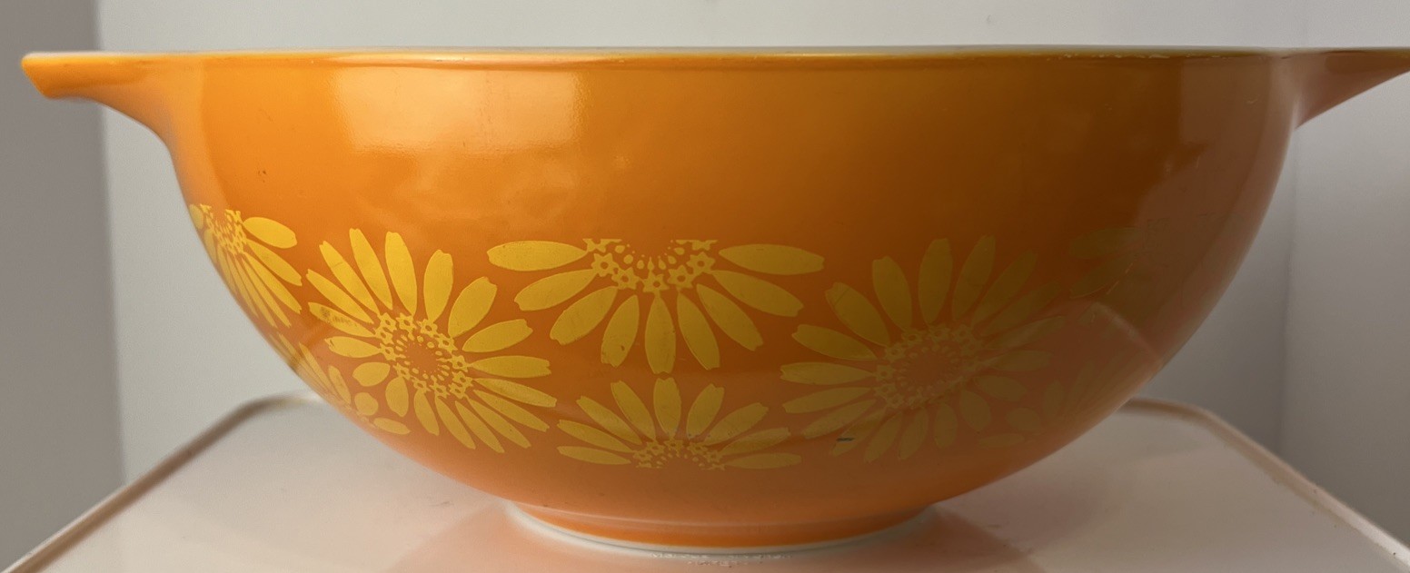 Vintage Pyrex 444 Orange Sunflower Daisy Cinderella Nesting Mixing Bowl -4QT. Vintage Pyrex 444 Orange Sunflower Daisy Cinderella Nesting Mixing Bowl -4QT.