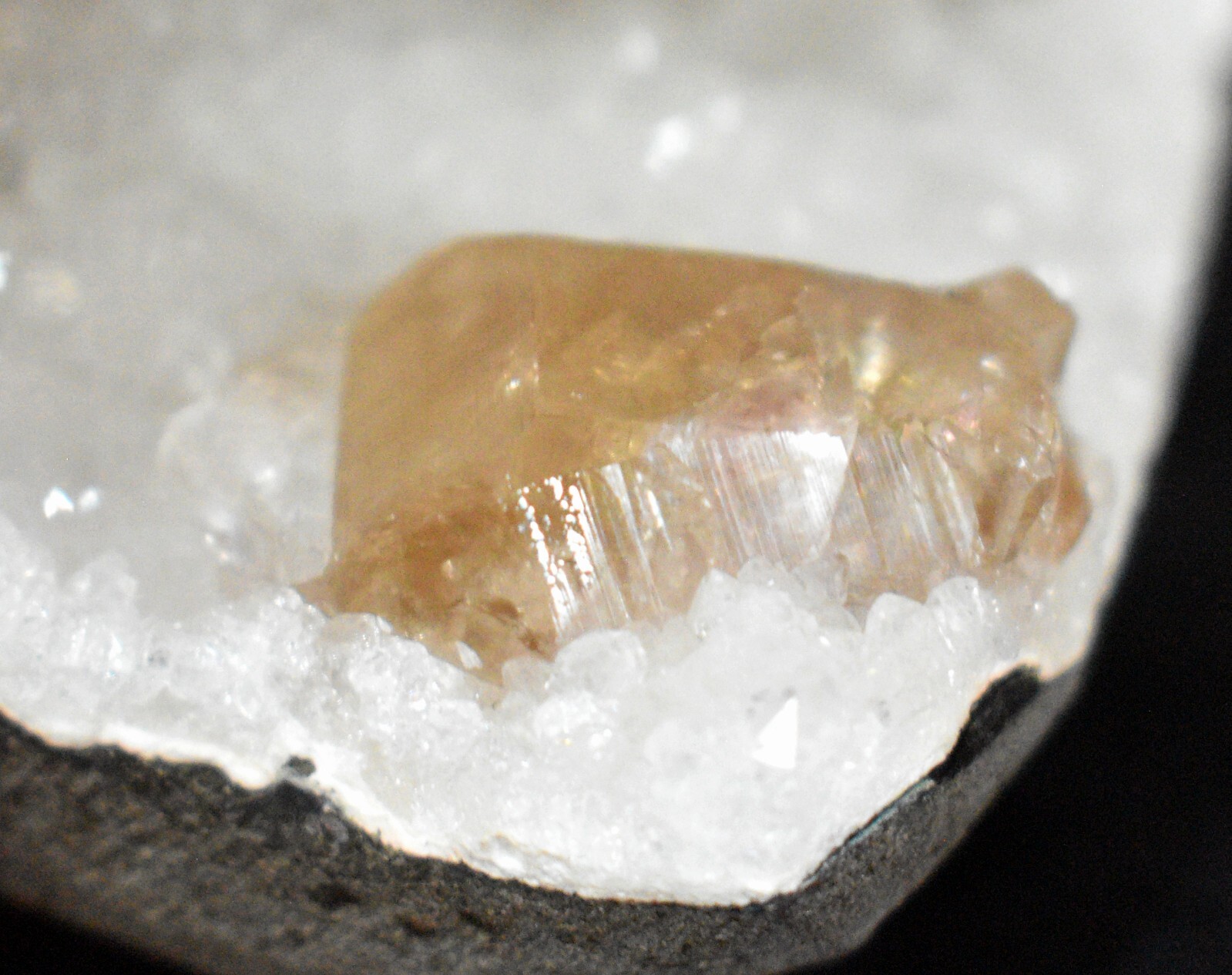 CALCITE WITH STILBITE ON WHITE QUARTZ CAVITY