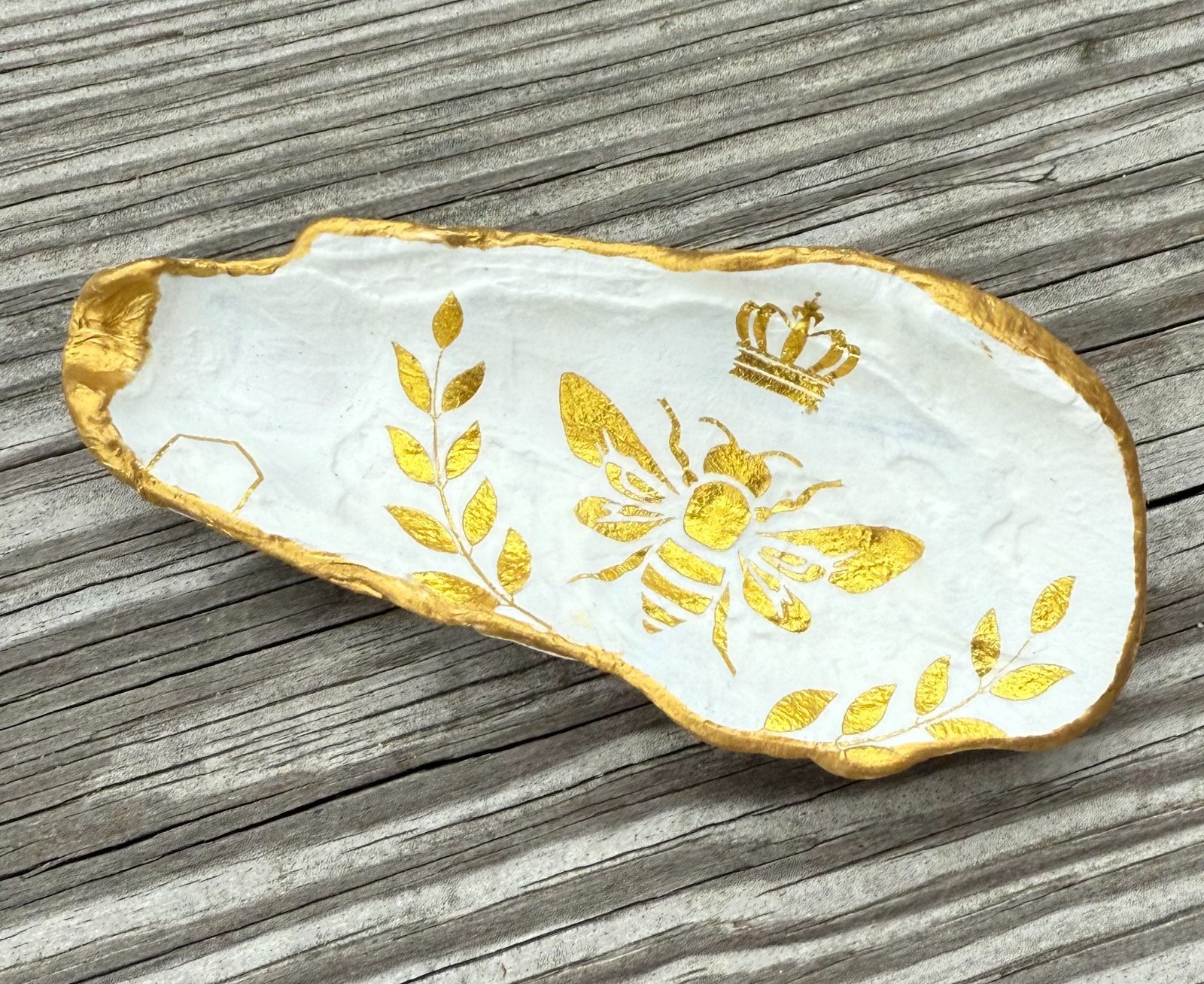 queen bee decoupage clam shell for trinkets or rings gold and white 5 inches queen bee decoupage clam shell for trinkets or rings gold and white 5 inches