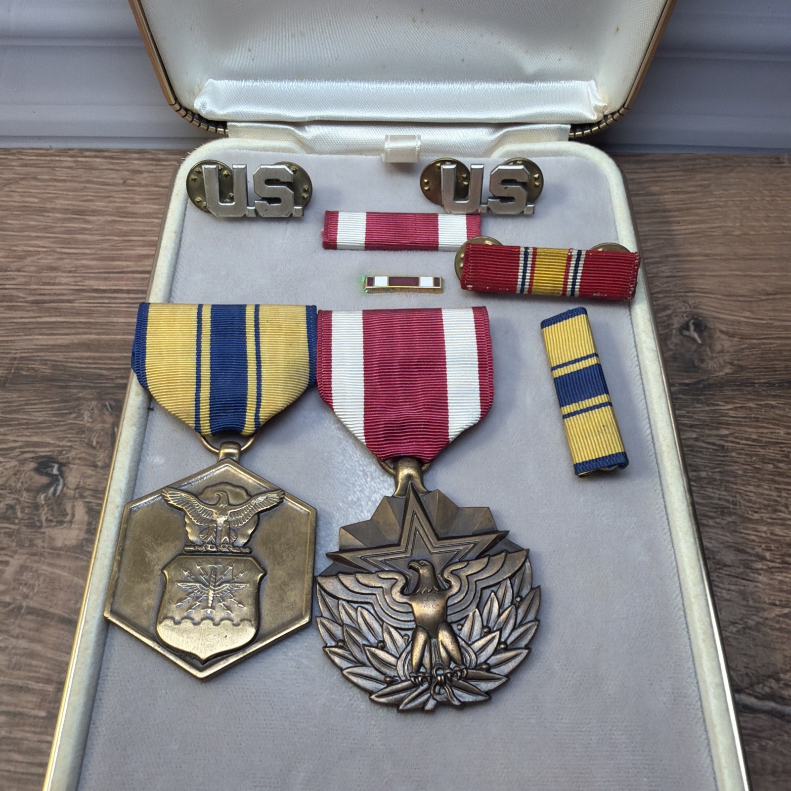 Vintage US Air Force Commendation Meritorious Service Medal Cased Set Lot Pins