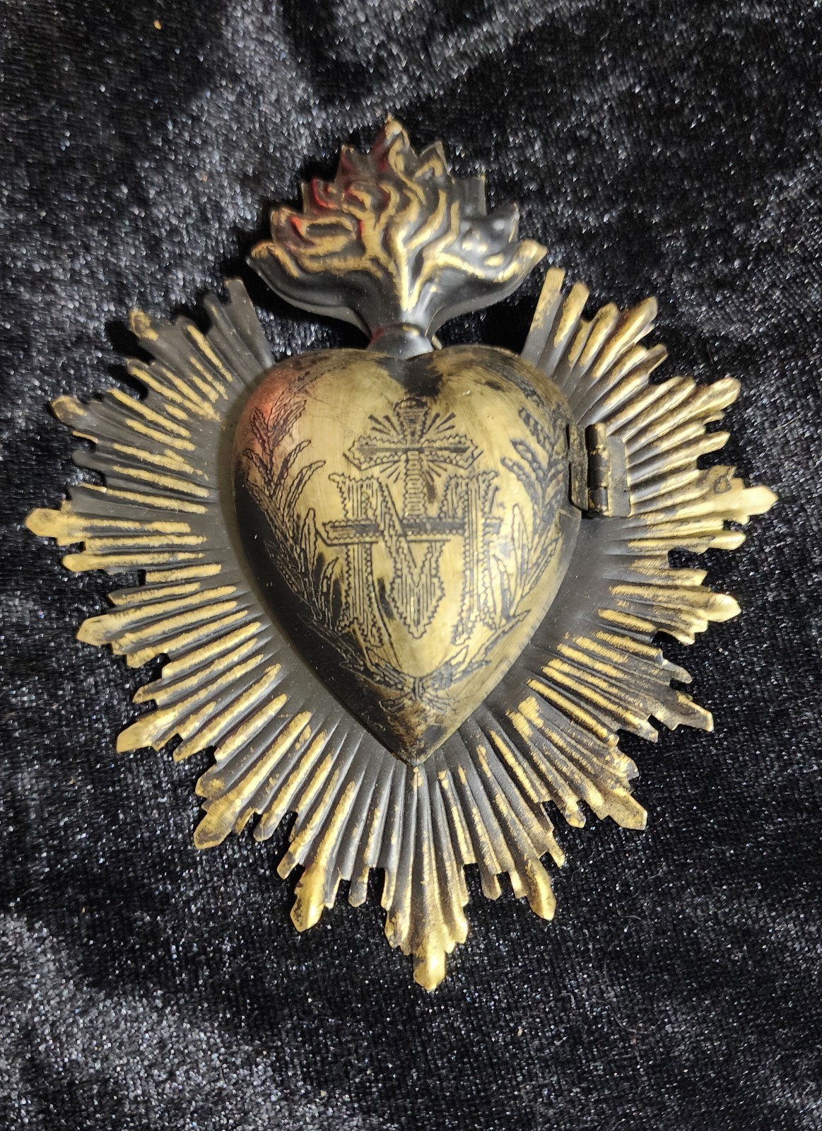 Old-style ex-voto in the shape of the Sacred Heart of Mary 4 in × 5 in. Old-style ex-voto in the shape of the Sacred Heart of Mary 4 in × 5 in.