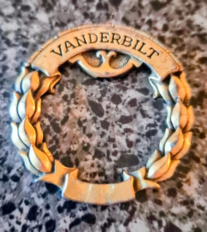 VINTAGE VANDERBILT UNIVERSITY GOLD-TONED METAL WREATH PIN OR BADGE - 2\ VINTAGE VANDERBILT UNIVERSITY GOLD-TONED METAL WREATH PIN OR BADGE - 2\
