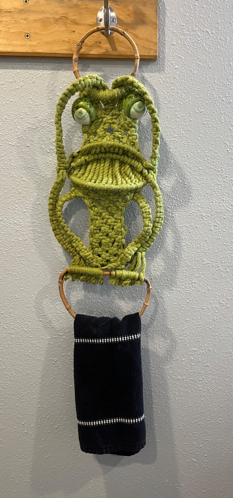 VTG 70s Green Macrame Frog Hanging Wall Decor Towel Holder Ceramic Eyes Boho MCM VTG 70s Green Macrame Frog Hanging Wall Decor Towel Holder Ceramic Eyes Boho MCM