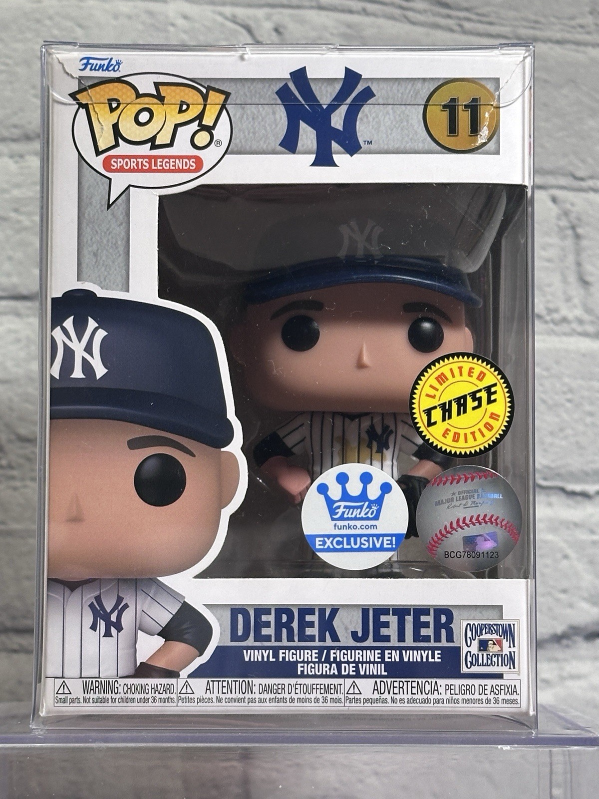 Funko Pop MLB - Derek Jeter #11 CHASE (Muddy) Shop Exclusive Yankees DAMAGE BOX Funko Pop MLB - Derek Jeter #11 CHASE (Muddy) Shop Exclusive Yankees DAMAGE BOX