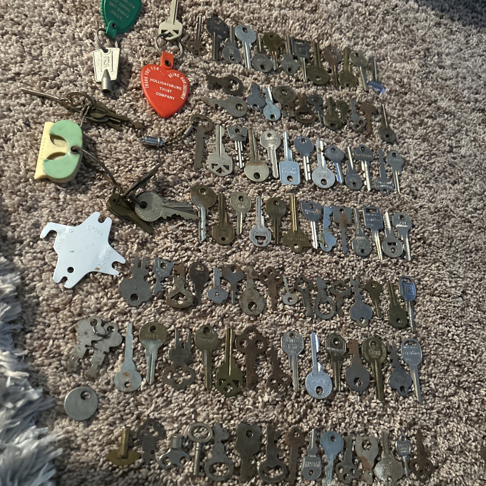 Lot Of 100+VINTAGE OLD KEYS MANY STYLES Lot Of 100+VINTAGE OLD KEYS MANY STYLES