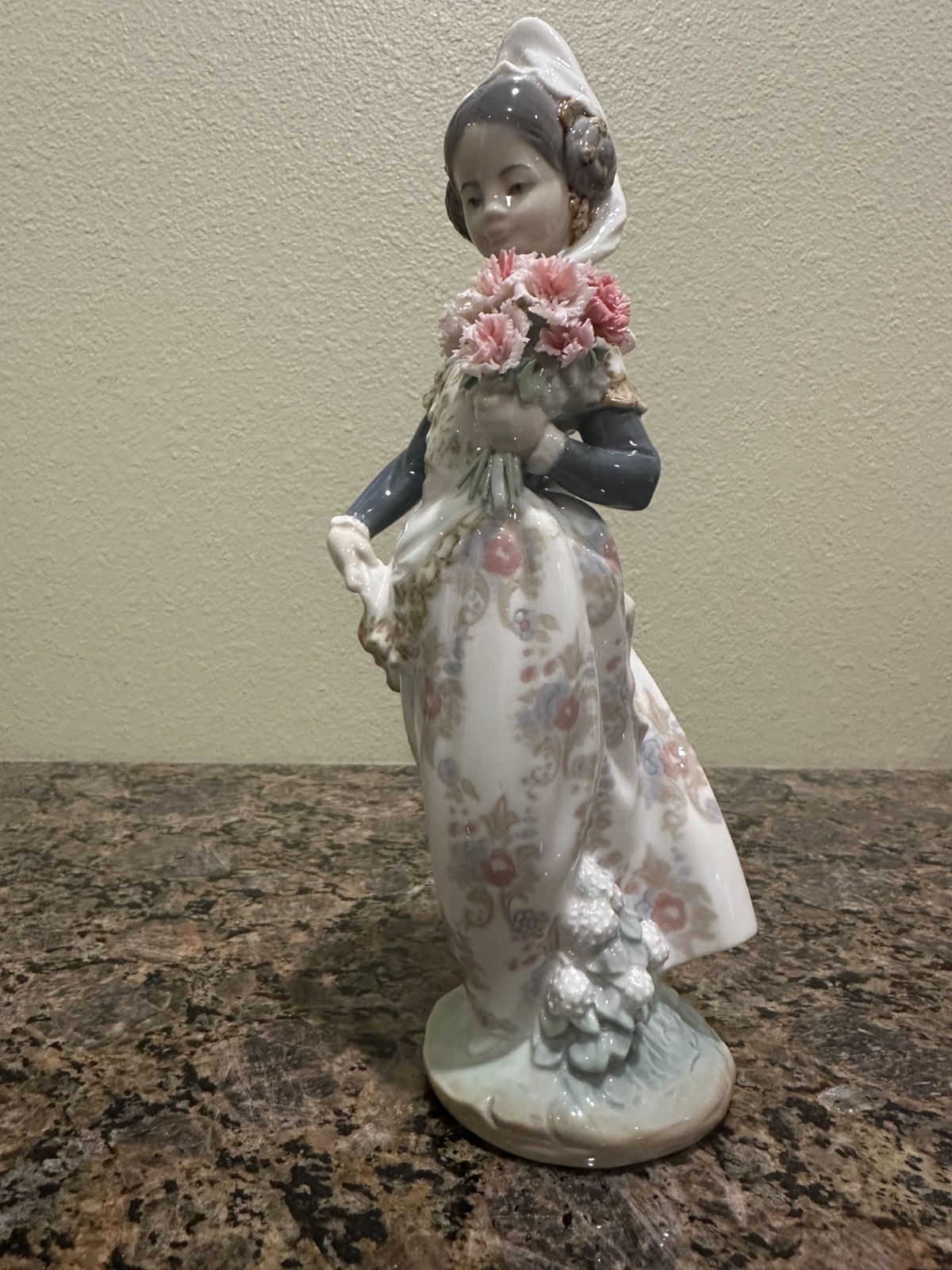 Lladro Figurine”Valencian Lady With Bouquet” Vintage 1974 #1304 Mint Retired Lladro Figurine”Valencian Lady With Bouquet” Vintage 1974 #1304 Mint Retired