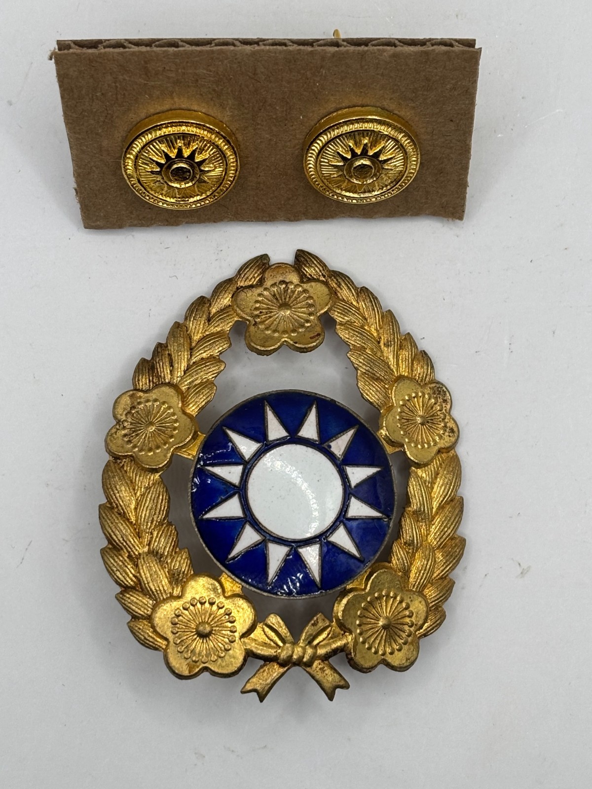 RARE CIRCA 1949 REPUBLIC OF CHINA OFFICER HAT BADGE AND SIDE CHINSTRAP BUTTONS RARE CIRCA 1949 REPUBLIC OF CHINA OFFICER HAT BADGE AND SIDE CHINSTRAP BUTTONS