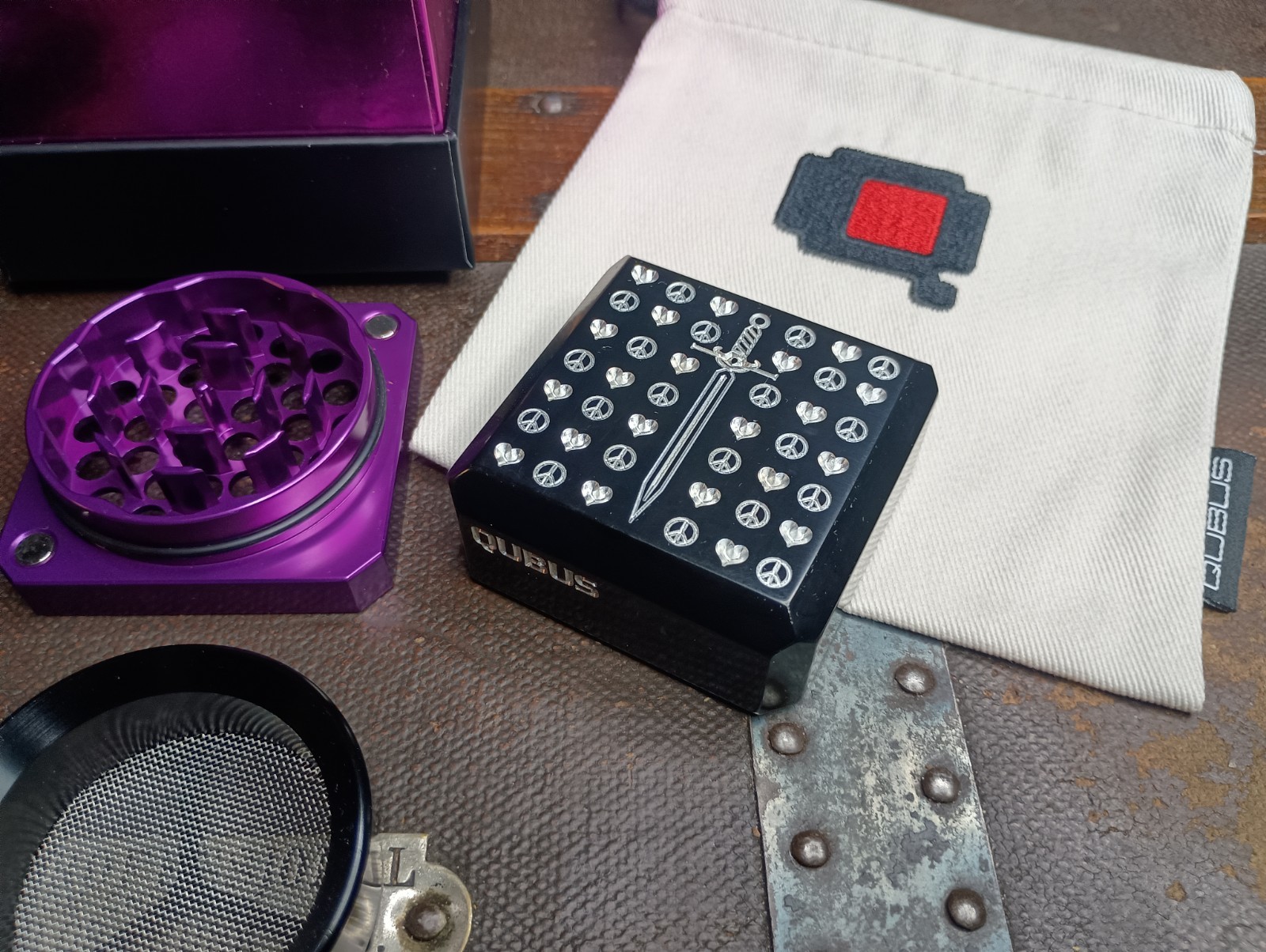 Rare Qubus Royal Purple CNC machined Magnet lock Airtight Premium Herb Grinder Rare Qubus Royal Purple CNC machined Magnet lock Airtight Premium Herb Grinder