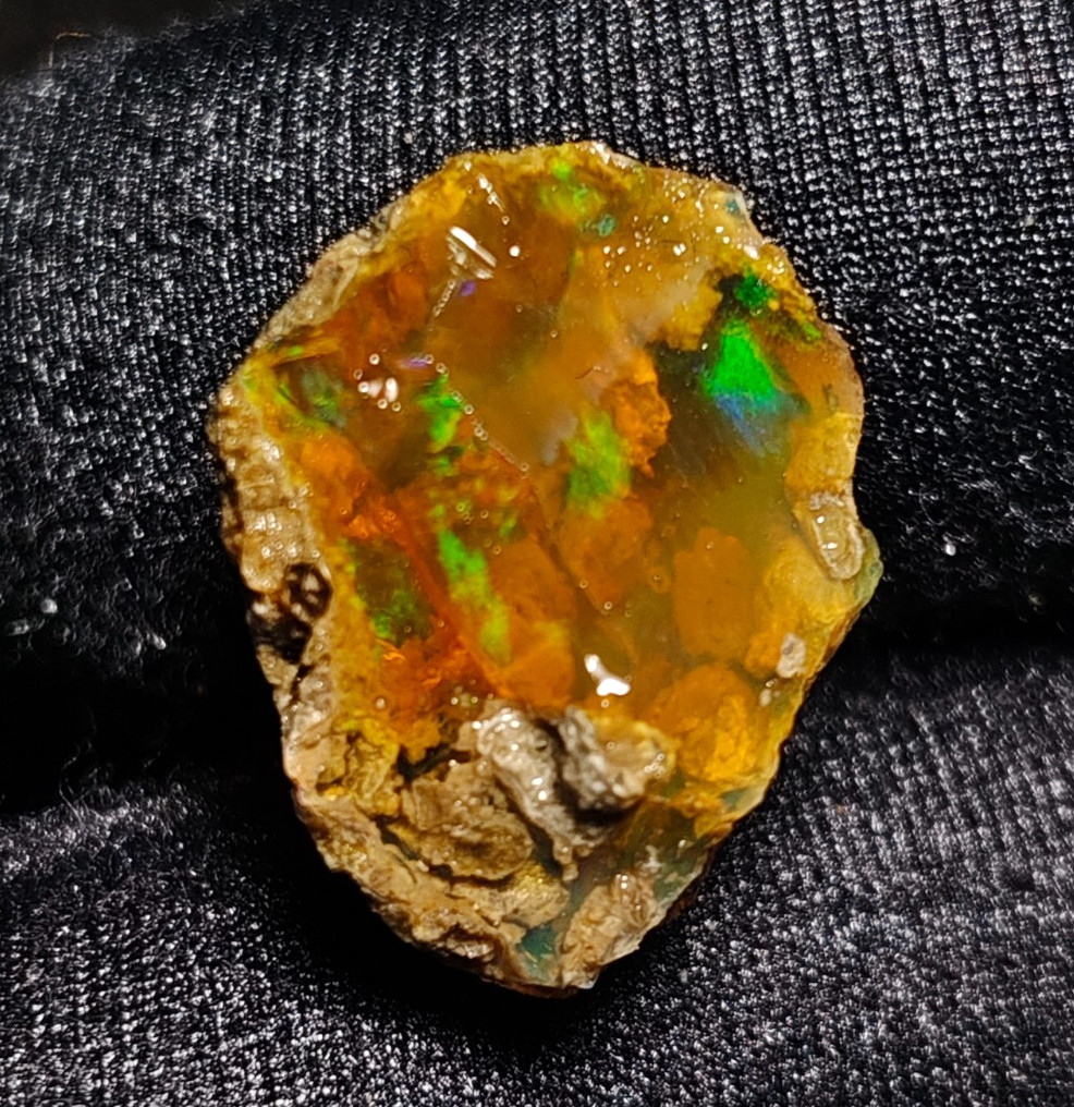 Non Hydrophane Opal Oil Rough, Loose Raw Material, 8 Crt Crystal Opal Stone .