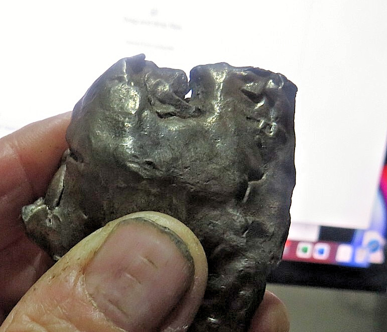 158 GM. Egypt Gebel Kamil Iron meteorite complete individual STAND; 158 GM. Egypt Gebel Kamil Iron meteorite complete individual STAND;