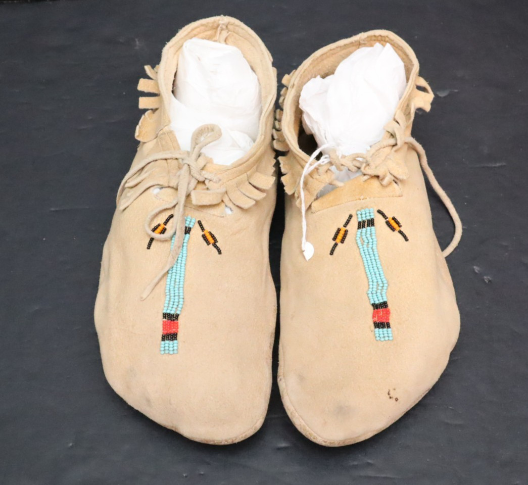 Vintage Native American Sioux Leather Beaded Moccasins 10.5\ Vintage Native American Sioux Leather Beaded Moccasins 10.5\