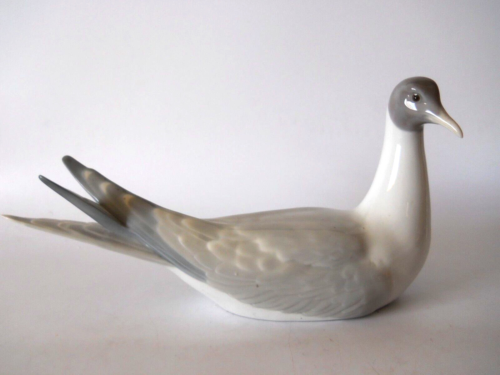 Lladro Porcelain Large Tern Seagull Figurine #1051 10 1/2 Lladro Porcelain Large Tern Seagull Figurine #1051 10 1/2