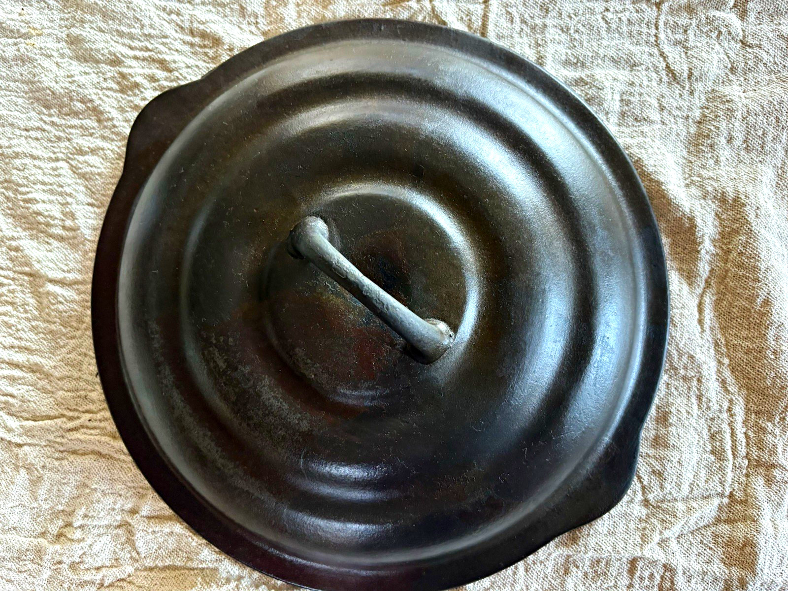 Crescent Ozark, 258L mold number 1, 1920’s. Bee hive, lid only. Crescent Ozark, 258L mold number 1, 1920’s. Bee hive, lid only.